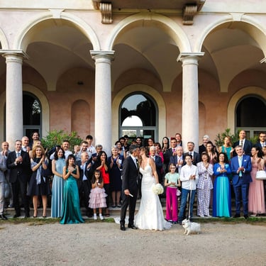 Foto di gruppo insieme a tutti gli invitati del matrimonio, Villa Litta, Milano