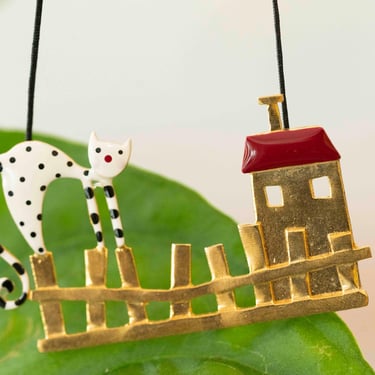 Pendentif de chat sur une petite maison 