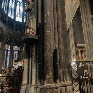 colonnes sonores installées sur une partie de Cathédrale