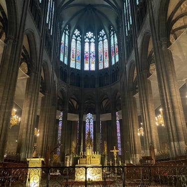 le coeur et les vitraux de la cathédrale de Clermont-Ferrand