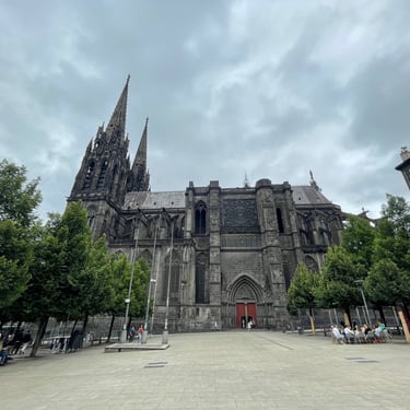 cathédrale de Clermont-Ferrand sur la place vue de côté
