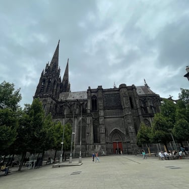 cathédrale de Clermont-Ferrand sur la place de la Victoire