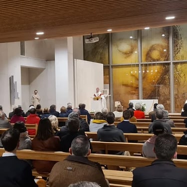 une messe dans l'église sonorisée à Lyon