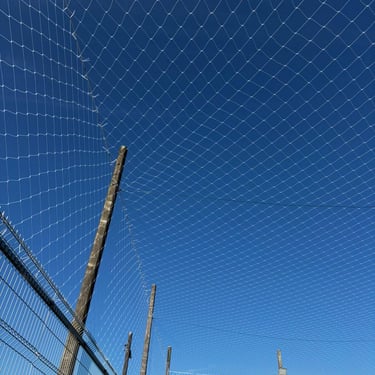 Rede de proteção superior sobre quadra