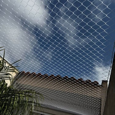cobertura com rede de proteção em área externa de residência em Curitiba — WJR Redes de Proteção