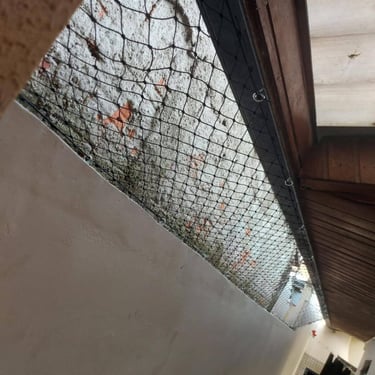 Cobertura com tela de segurança sobre o corredor, vista em perspectiva.