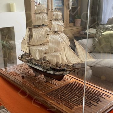 Display base for a model ship with cover
