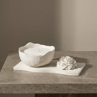 Rankų darbo smėlio vaško žvakė su banguotu padėkliuku ir bijūno dekoru