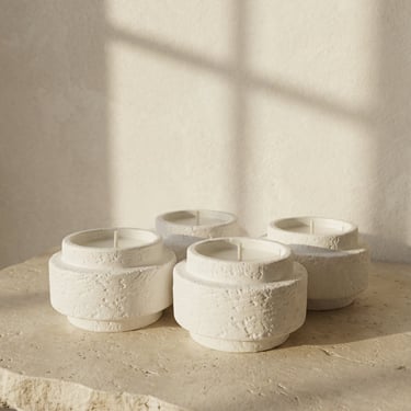 Rankų darbo kvepiančios kokosų vaško žvakės gipso indeliuose