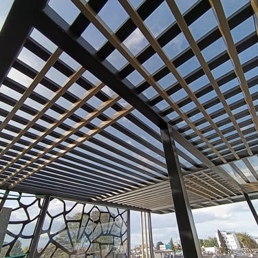 Estructura de metal y aluminio con columna de acero