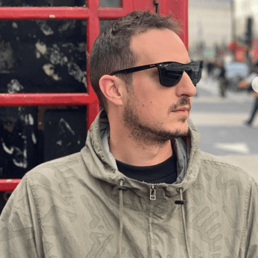 un ragazzo facente parte del booking team di plasma concerti