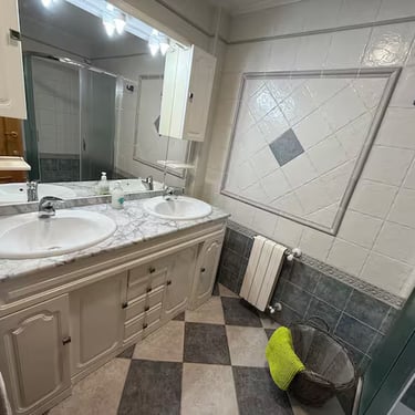 Cuarto de baño con mueble de dos senos apartamento Tavernes