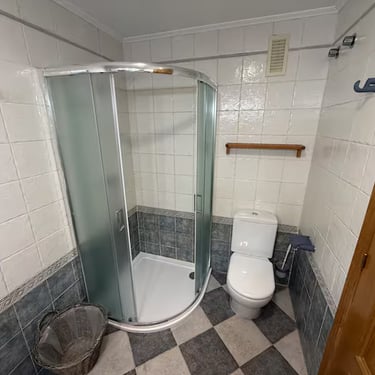 Cuarto de baño con plato de ducha apartamento Tavernes