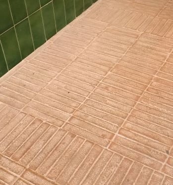 briquettes-terre-cuite-sol-et-mur-et-emailles-verts