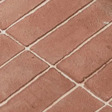 Sol en briquettes artisanales rouges en terre cuite naturelle