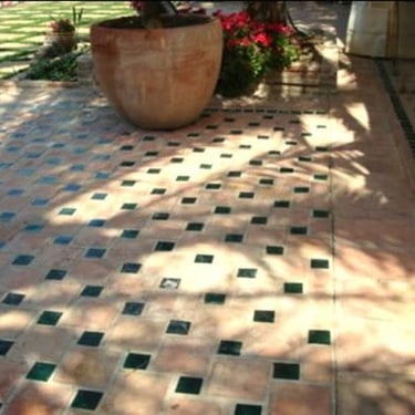 carrelage-en-terre-cuite-et-cabochons-noirs