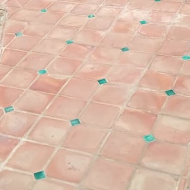 terre cuite rose 30x30 et cabochons zelliges