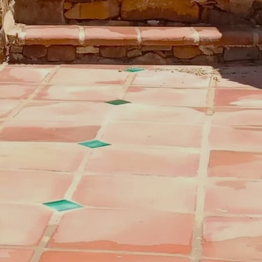 Carreaux terre cuite et cabochons verts