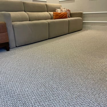 tapete sisal sintético na sala na cor bege e branco