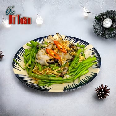 Ốc giác xào mì: best seller tại Ốc Dì Toàn - quán ốc ngon Sài Gòn