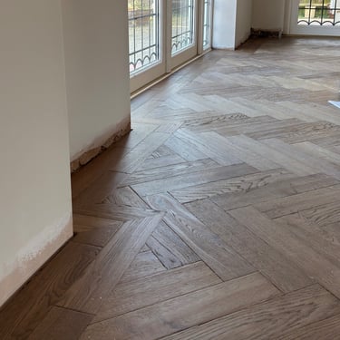 A brown oak herringbone floor with a double borfer