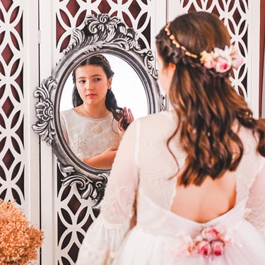 Reportaje de comunión de niña romántica con espejo en estudio realizado por Amélie Art en Almendralejo