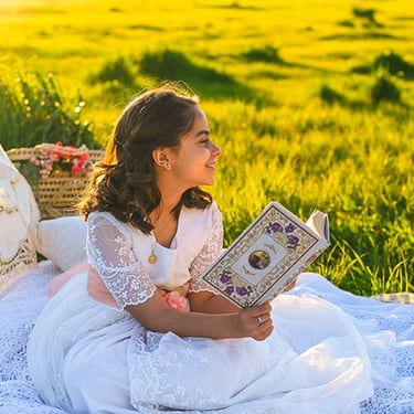Reportaje de comunión de niña elegante en exterior realizado por Amélie Art en Almendralejo