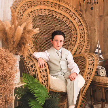 Reportaje de comunión de niño elegante en estudio realizado por Amélie Art en Almendralejo