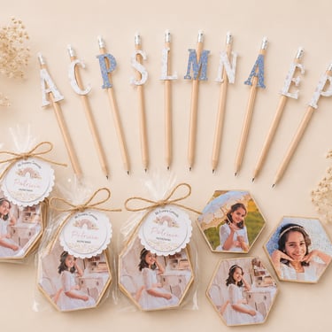 Imanes y lápices personalizados, regalos para invitados hechos por Amélie Art.