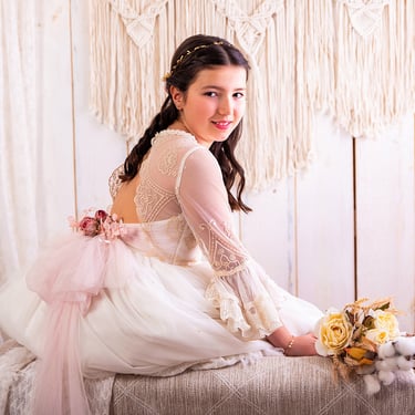 Reportaje de comunión de niña en estudio de estilo romántico realizado por Amélie Art en Almendralejo