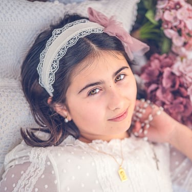 Reportaje de comunión de niña romántica en exterior realizado por Amélie-Art en Almendralejo