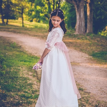 Reportaje de comunión de niña elegante en exteriores realizado por Amélie Art en Almendralejo