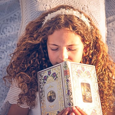 Reportaje de comunión de niña con libro en exterior realizado por Amélie Art en Almendralejo