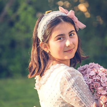 Reportaje de comunión de niña con flores en exterior realizado por Amélie Art en Almendralejo