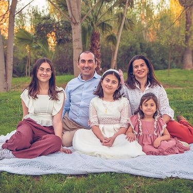 Reportaje de comunión de niña con familia en exterior realizado por Amélie-Art en Almendralejo
