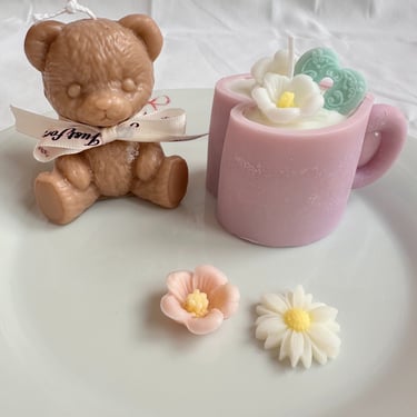 Teddy bear themed candle with floral details from creative candle workshop Bern – Teddykerze mit Blu