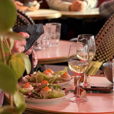 Plat que nous servons le midi dans la Brasserie le Cancalais à Saint-Malo, oeuf mayonnaise et vin