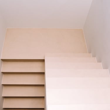 Trappen vervaardigd uit beton bekleed in Microtopping door Joca Interior