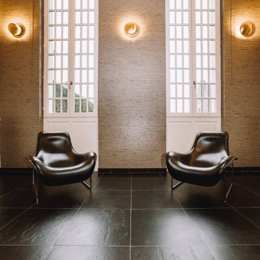 Behangwerken muren en lakwerk ramen in woning door Joca Interior