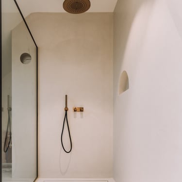 Badkamer inloopdouche met nis muren en vloer bekleed in Microtopping door Joca Interior