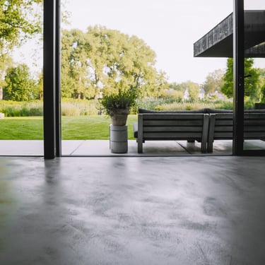 Vloer living zwart bekleed in Microtopping door Joca Interior