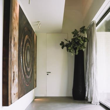 Schilderwerken leefruimte en vloer bekleed met Microtopping door Joca Interior