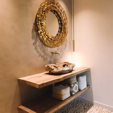Badkamer muren bekleed in Microtopping in een beige kleurdoor Joca Interior