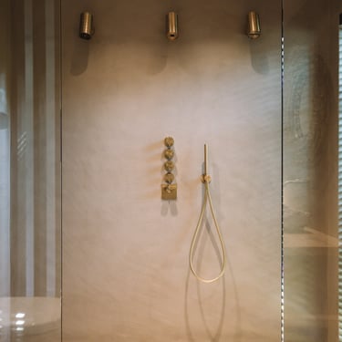 Badkamer muren bekleed in Microtopping door Joca Interior