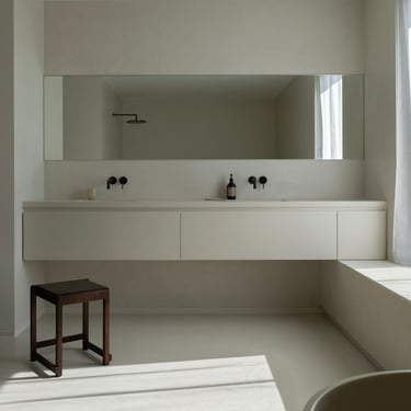 Badkamer muren, vloer en meubels bekleed in Microtopping door Joca Interior