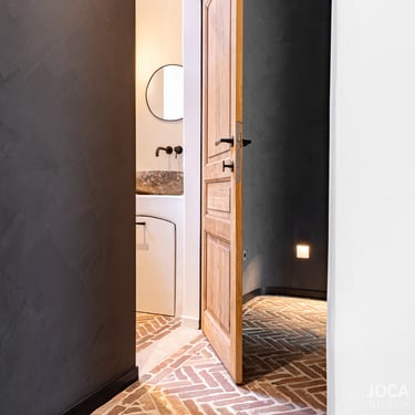 Speciale techniek op de muren in een zwarte kleur door Joca Interior