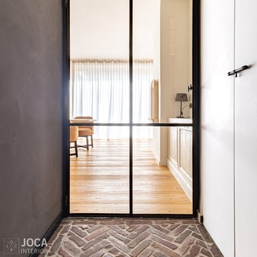 Schilderwerken van een inkom door Joca Interior