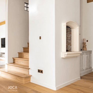 Schilderwerken van een living door Joca Interior
