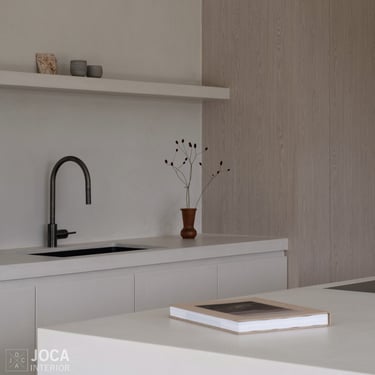 Keuken aanrecht, kasten en eiland meubels bekleed in Microtopping door Joca Interior