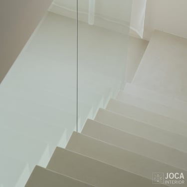 Betonnen trappen en vloer bekleed in Microtopping door Joca Interior